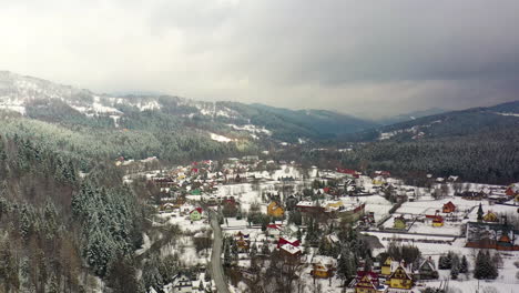 vista aérea de aviones no tripulados de las montañas de invierno y las colinas nevadas