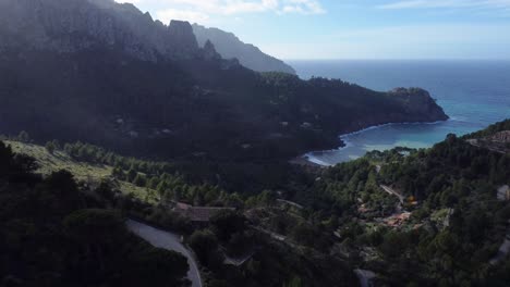 Drone-Volando-Hacia-La-Playa-Entre-Montañas,-Cala-Tuent,-Mallorca