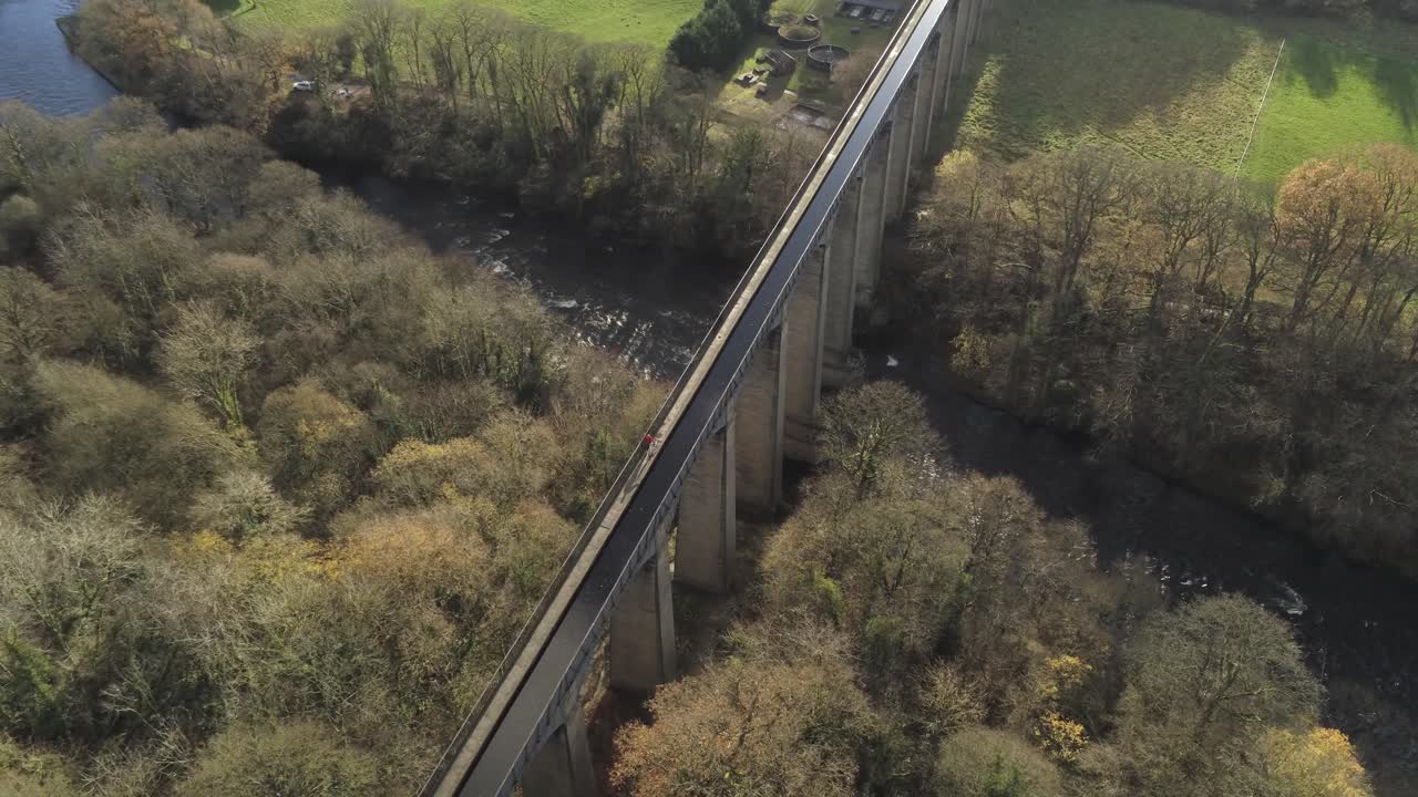 오래 된 웨일스 pontcysyllte 수로 수로 조감도 농촌 가을 삼림 지대 계곡 천천히 비행
