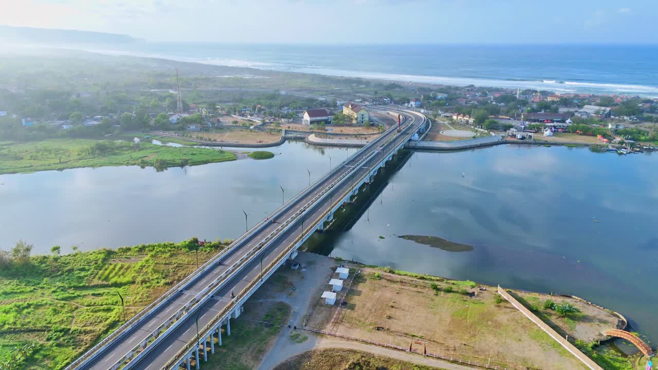 인도네시아의 바다 근처에 있는 현대 고속도로 다리 (공중 사진)