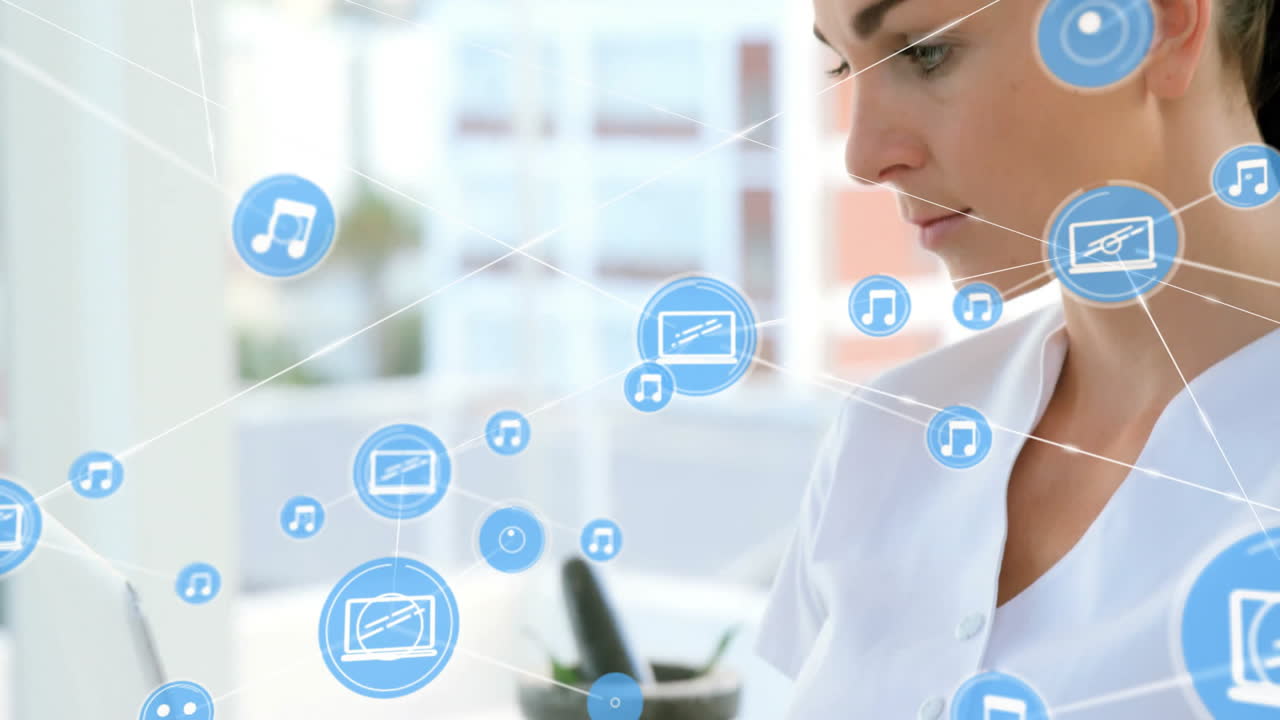 анимация медиа-сети над улыбающейся белой женщиной, использующей ноутбук дома