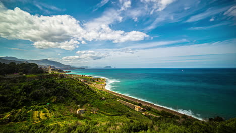 Tiro-De-ángulo-Alto-Sobre-La-Ciudad-De-Fermata-Capo-Taormina-En-La-Isla-De-Sicilia,-Italia-Durante-El-Día-En-Timelapse