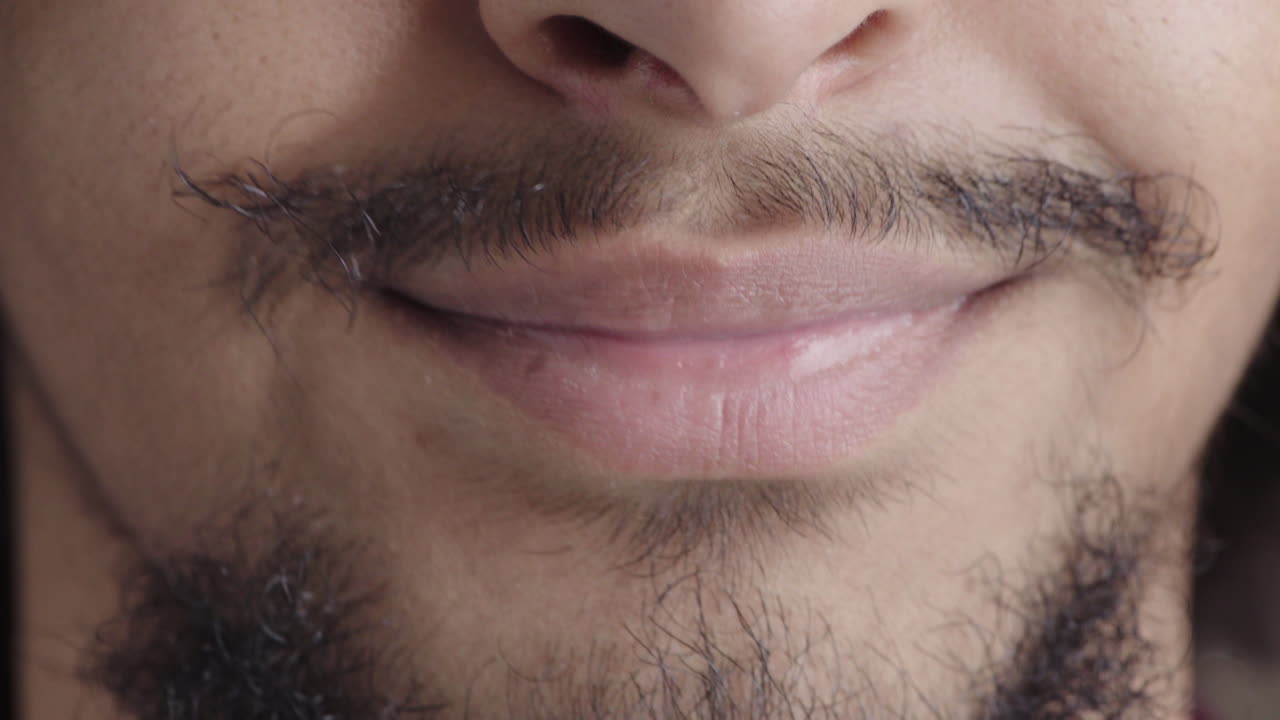cerca de los labios del joven sonriendo feliz satisfacción