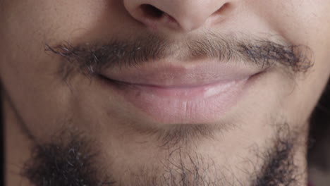 cerca de los labios del joven sonriendo feliz satisfacción