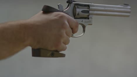 un revólver de pequeño calibre que se apunta y dispara