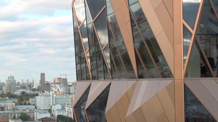 Facciata di edificio architettonico moderno con vista sulla città