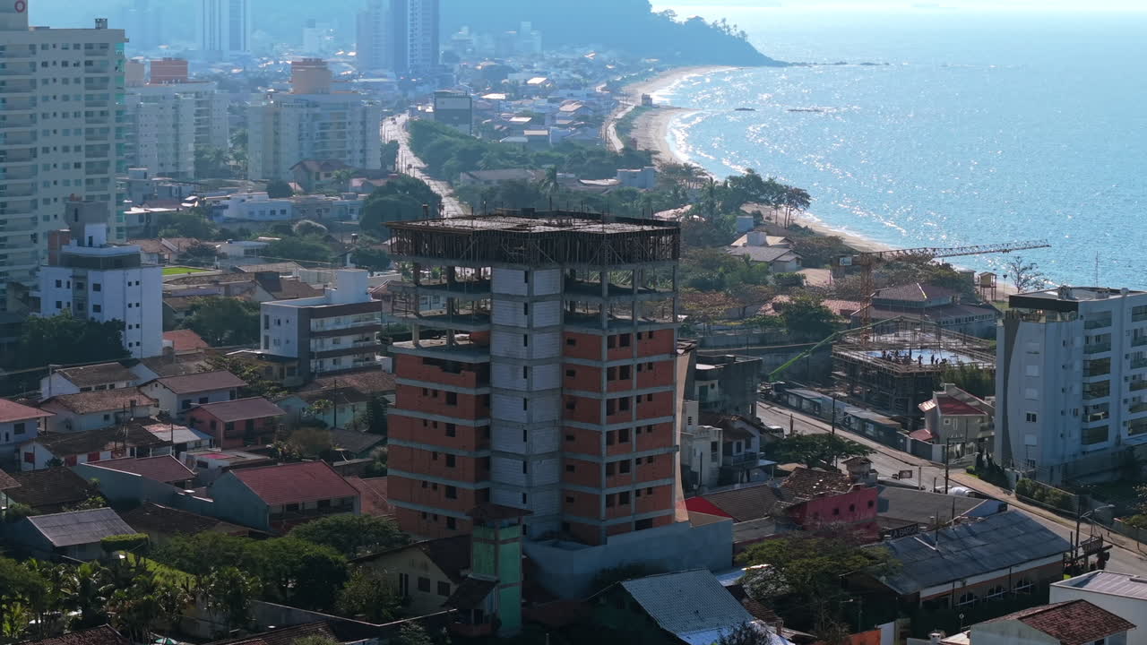 Vista aérea da paisagem urbana e da costa em Penha, Santa Catarina, Brasil.