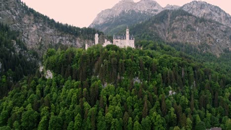 Morgendämmerung-Auf-Schloss-Neuschwanstein-Bei-Füssen-In-Südwestbayern,-Deutschland-5