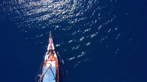 vista aérea de un yate de vela