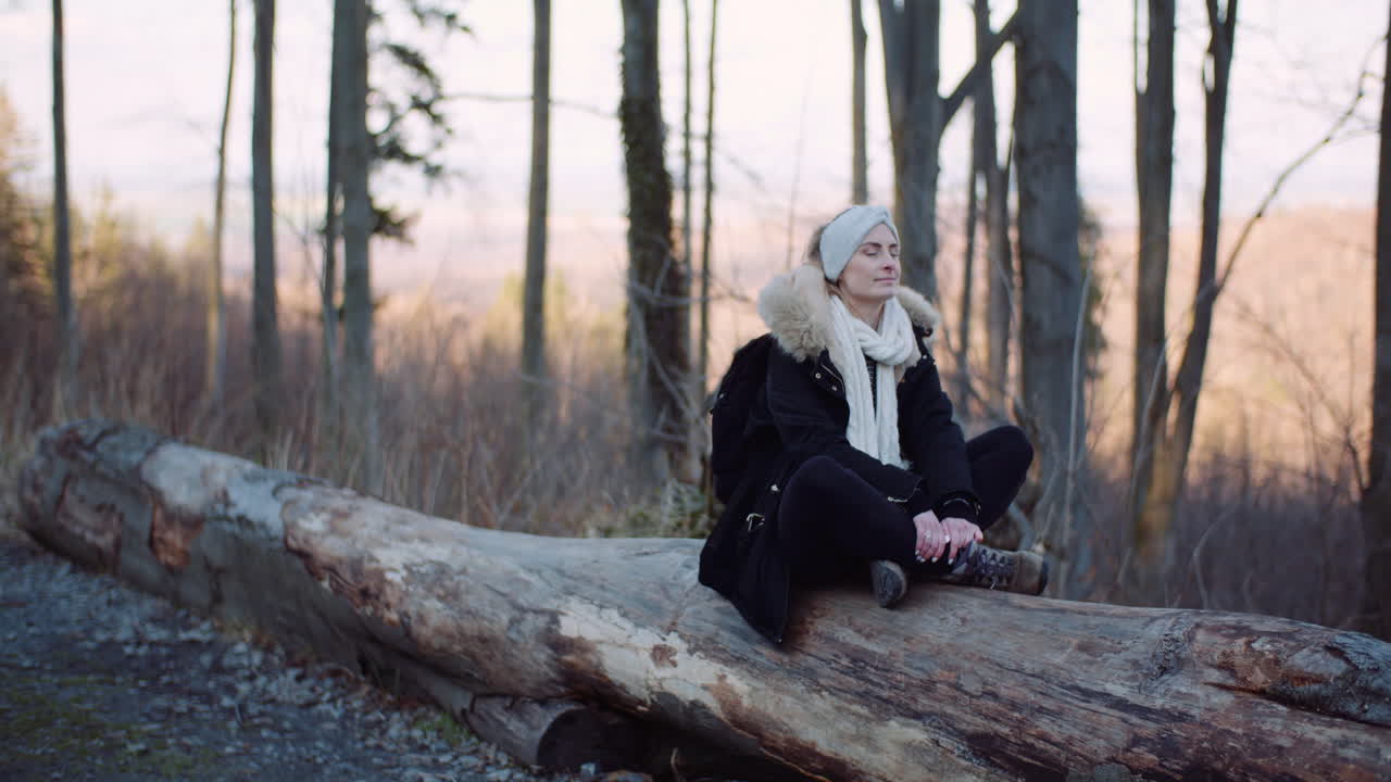 turista tomando un freno durante la caminata en las montañas 4