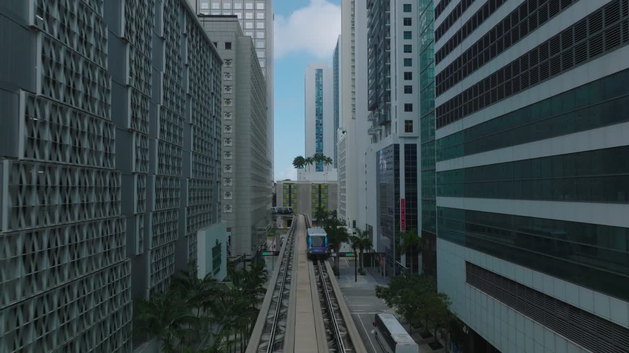 메트로모버 자동 여객 운송 차량 들 이 현대적 인 고급스러운 지역 의 철도 에서 서로 지나가고 있다. 마이애미, 미국