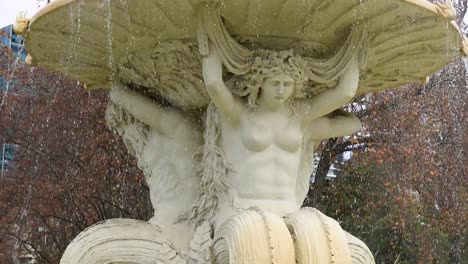 vistas detalladas de una estatua de fuente decorativa