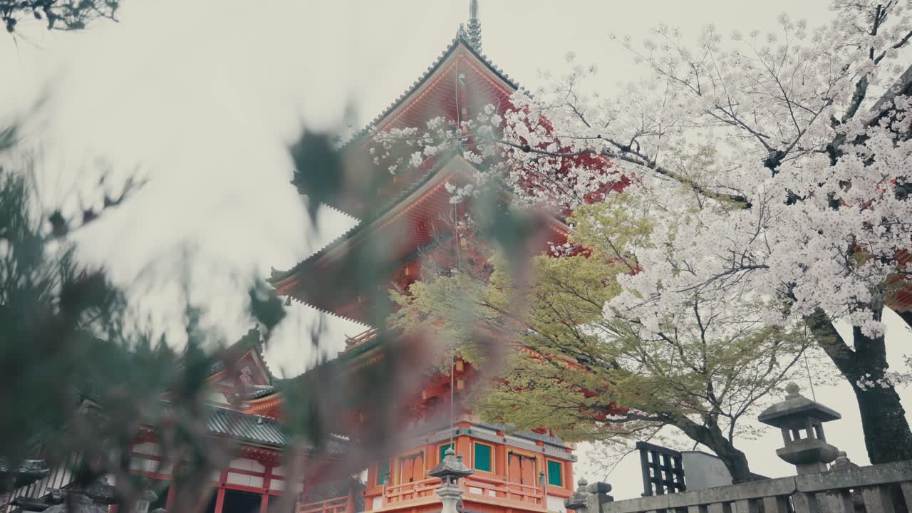 la pagoda de tres pisos en kiyomizu-dera en el este de kioto, japón