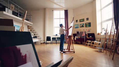 mujer pintando en un estudio de arte