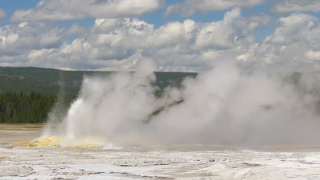 géiser en erupción en el parque nacional de yellowstone en cámara lenta