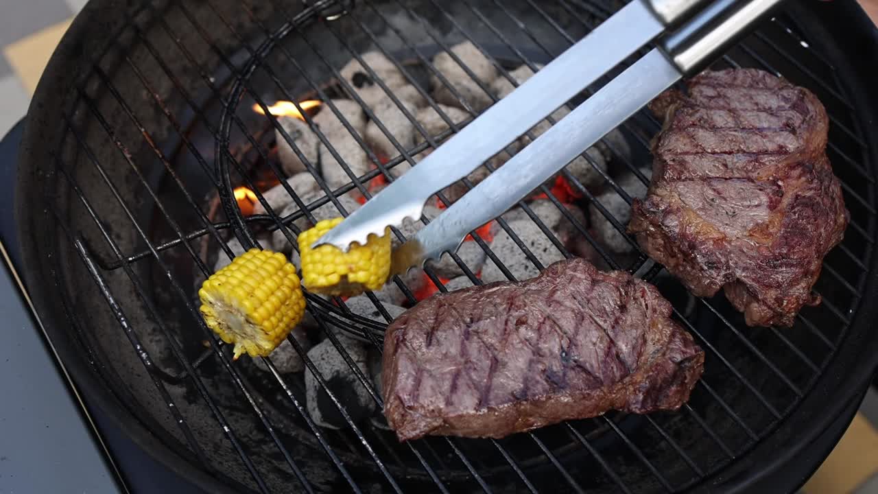 bistec a la parrilla y maíz en la mazorca