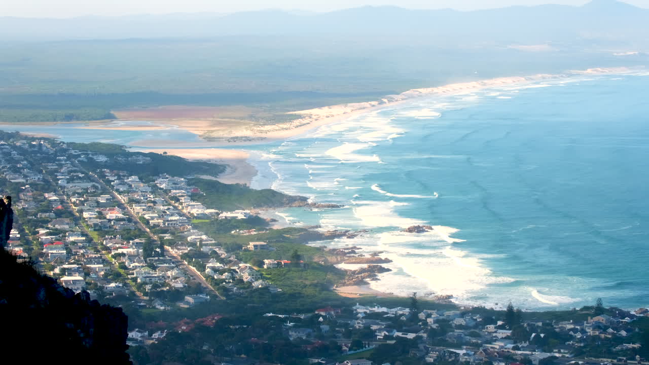 voëlklip 이웃과 hermanus 해변을 가로질러 산에서 높은 각도로 볼 수 있습니다.