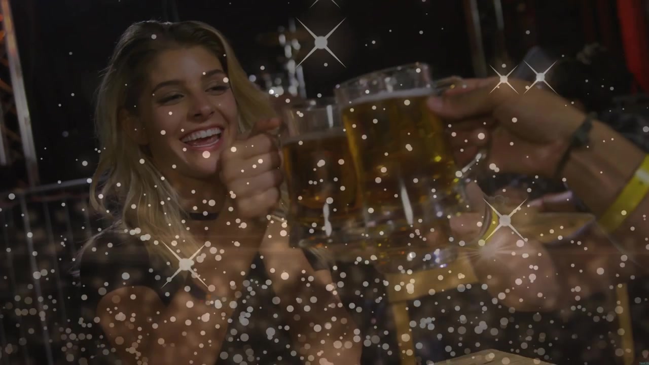 Frau hält Bierkrug und Mann hebt Krug, treten ins Bild, Krüge klingen und funkeln für Getränkewerbung.