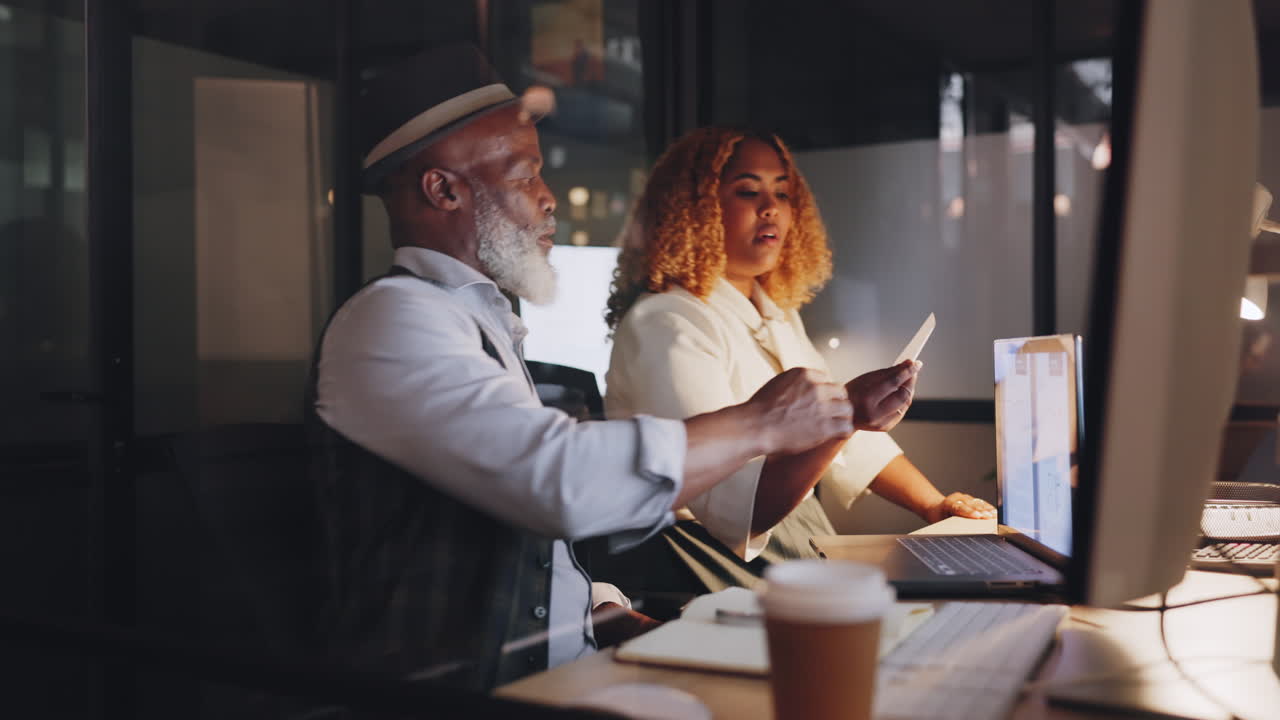 reunión de negocios nocturna