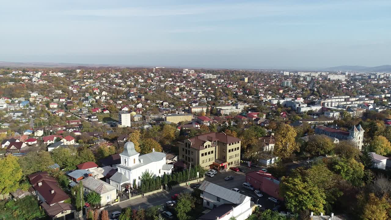 toma orbital del casco antiguo, vista única de la iglesia bajo la luz del sol, rumania