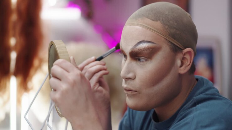Dragqueen lægger makeup