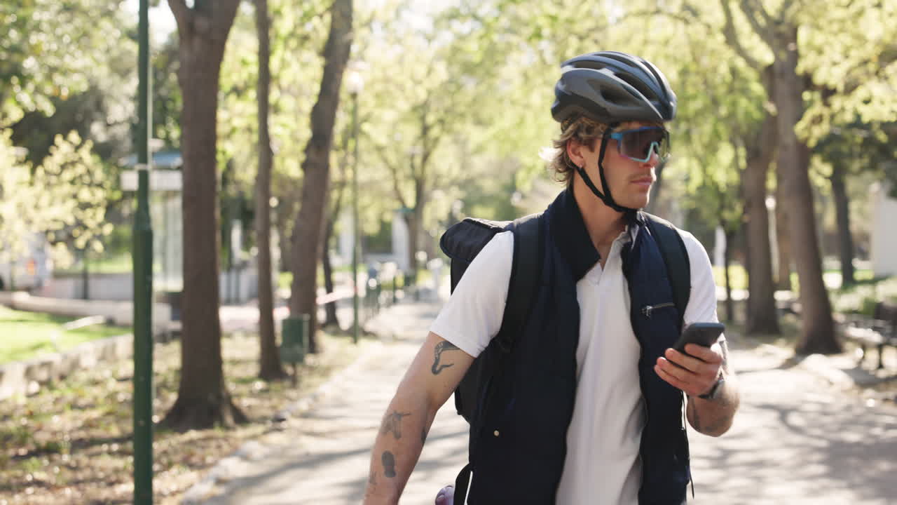 Corriere che usa il telefono