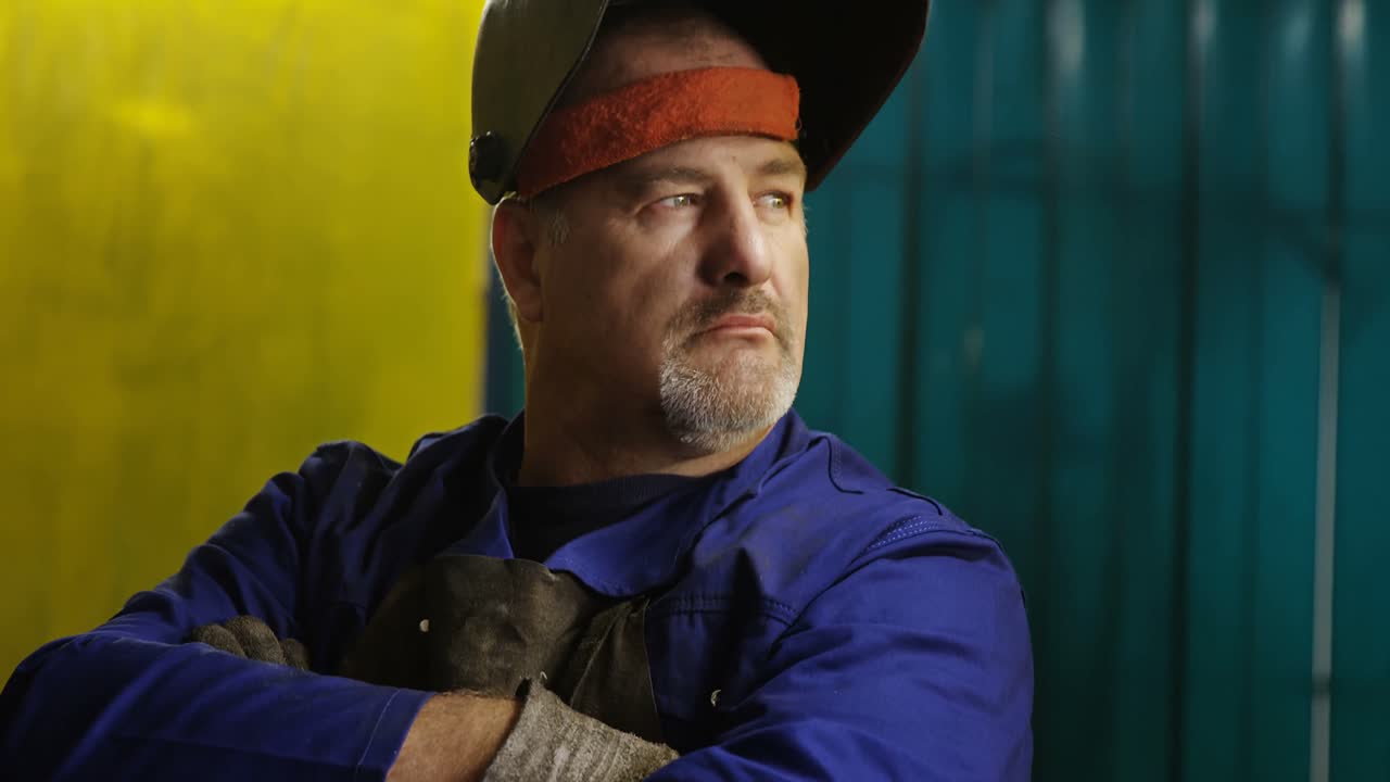 soldador que suelda un metal