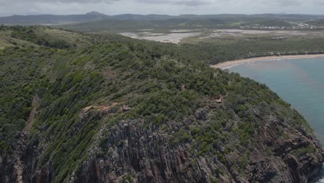 Perspectiva-De-Ritamata-Y-Mirador-De-Tortugas-Con-Vista-A-La-Playa-De-Kemp-En-Rosslyn,-Queensland,-Australia