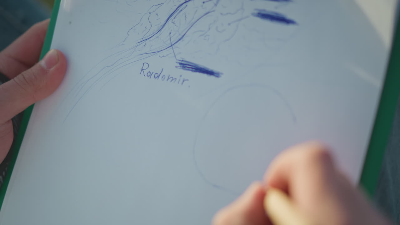 디자이너가 로고를 만들고, 여성이 클립보드에서 로고를 디자인하며, 여성이 타이포그래피 요소를 사용하여 로고를 스케치하고, 창의적인 여성이 모양 균형과 아이덴티티를 강조하는 브랜딩 로고를 개발하고 있어요.