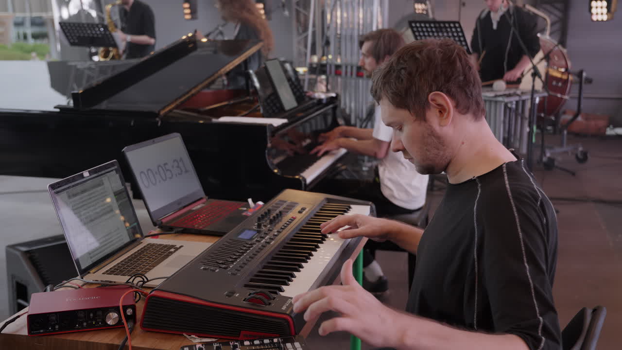 interpretación de música en vivo con integración de música electrónica