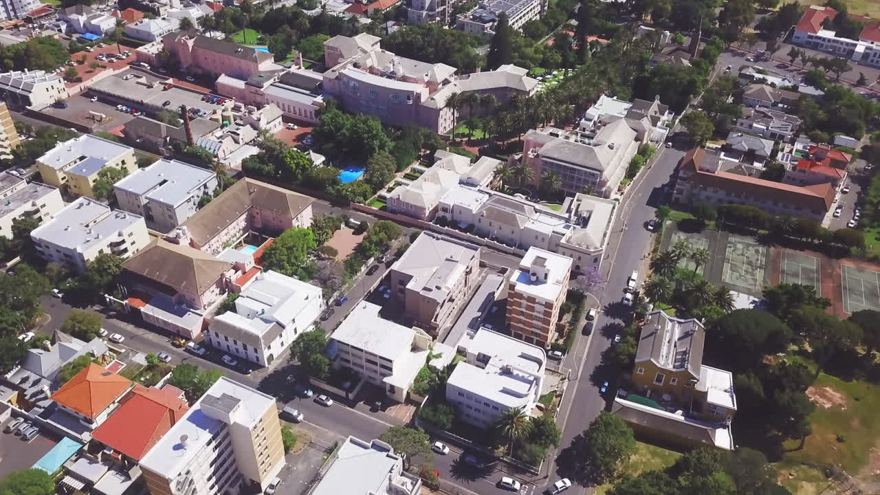 y viajar a través de esta ciudad