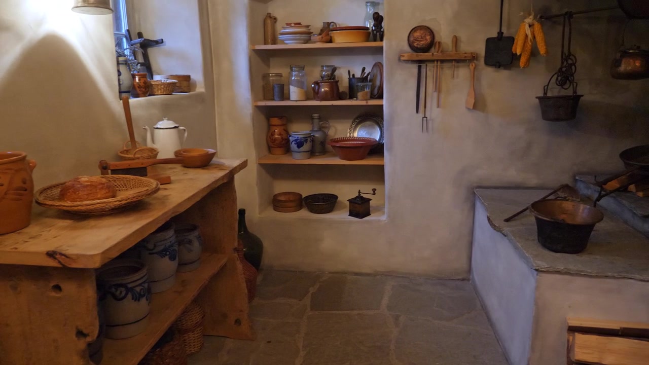 Una panoramica di una cucina del XIX secolo, con molti utensili dell'epoca.