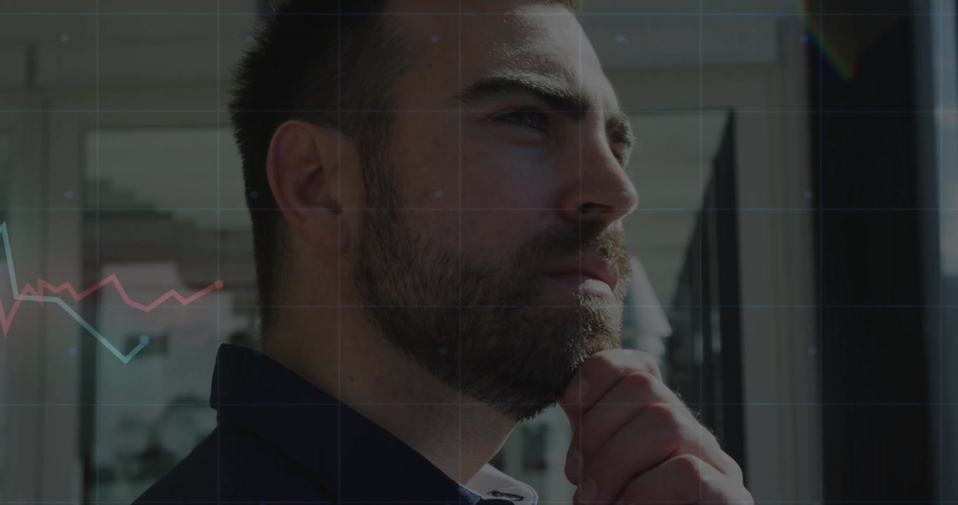 Empresario tocándose la barbilla, reflexionando sobre datos que informan una decisión mientras aparecen gráficos en la ventana.