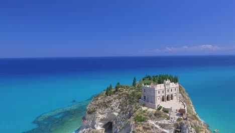 Vista-Aérea-Del-Santuario-De-Tropea-Desde-Drone-Con-Playa-De-La-Ciudad-En-Temporada-De-Verano