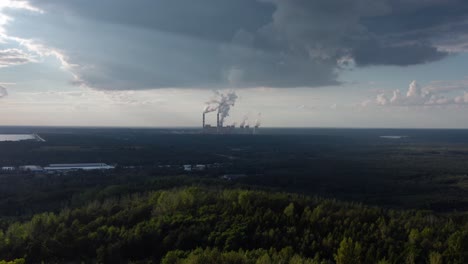 Luftverschmutzendes-Kohlekraftwerk-Mit-Dramatischem-Himmel---Antenne