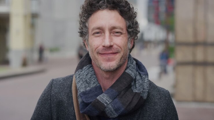 ritratto uomo d'affari maturo di successo sorridente che gode di uno stile di vita professionale imprenditore indipendente in città