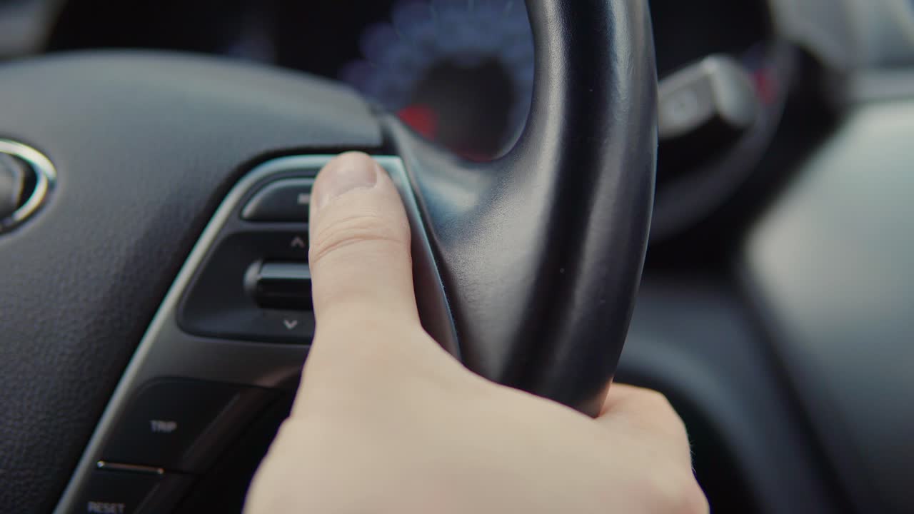 persona que ajusta los controles del automóvil