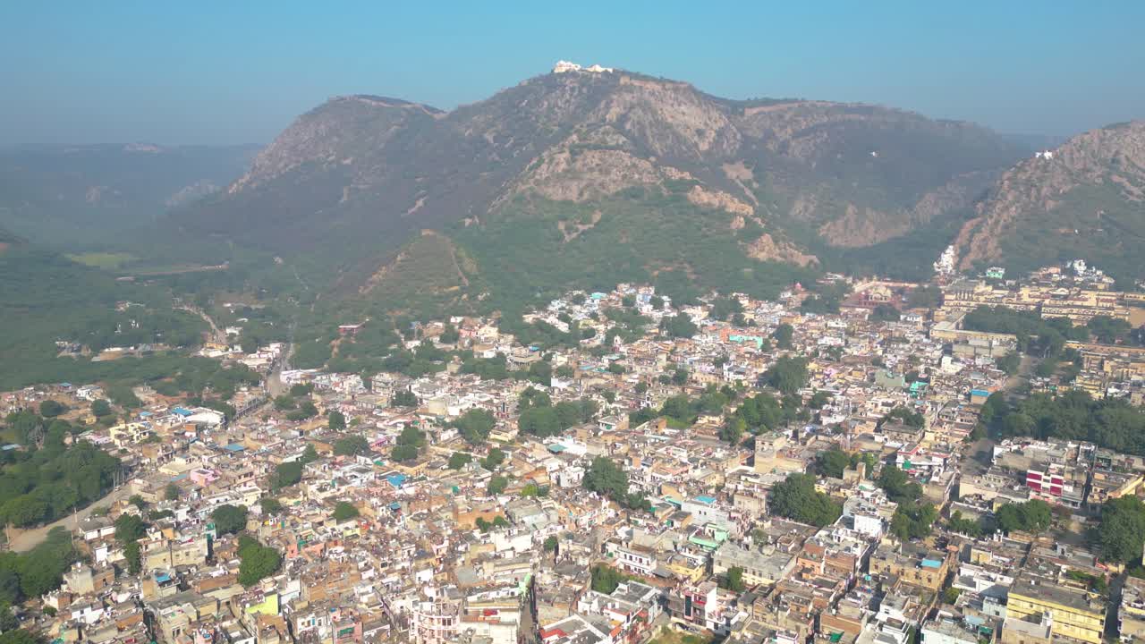 vista aérea en la ciudad de alwar grabada por dji mini 3pro