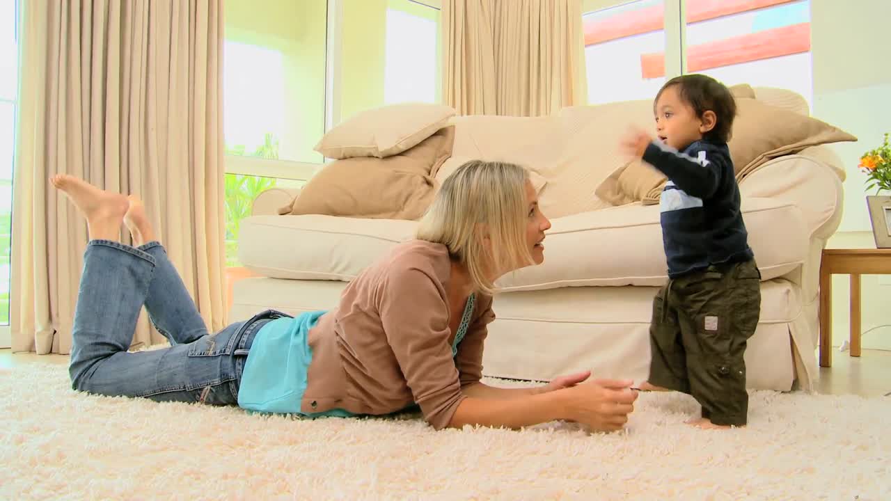 Kvinne som koser seg med sønnen sin