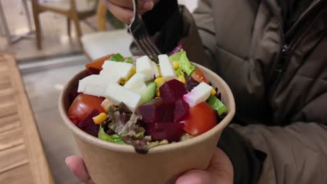 persona comiendo una ensalada mixta