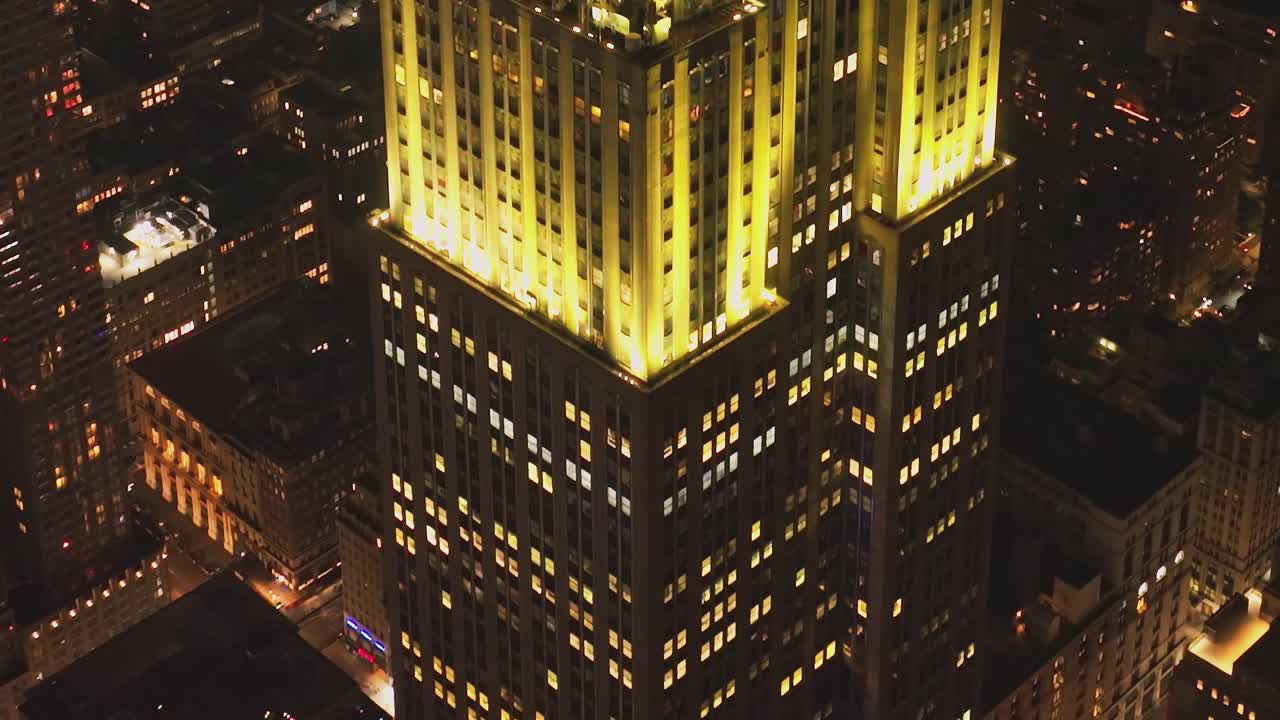 Incrocio notturno trafficato con scie di luce del traffico a Manhattan