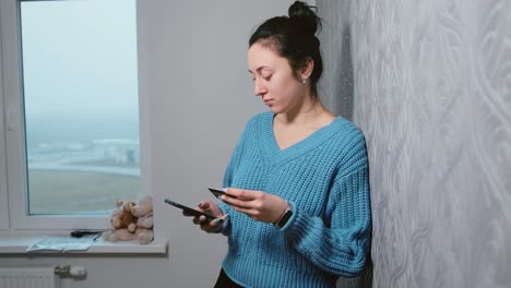 joven ingresa la información de la tarjeta de crédito en el teléfono