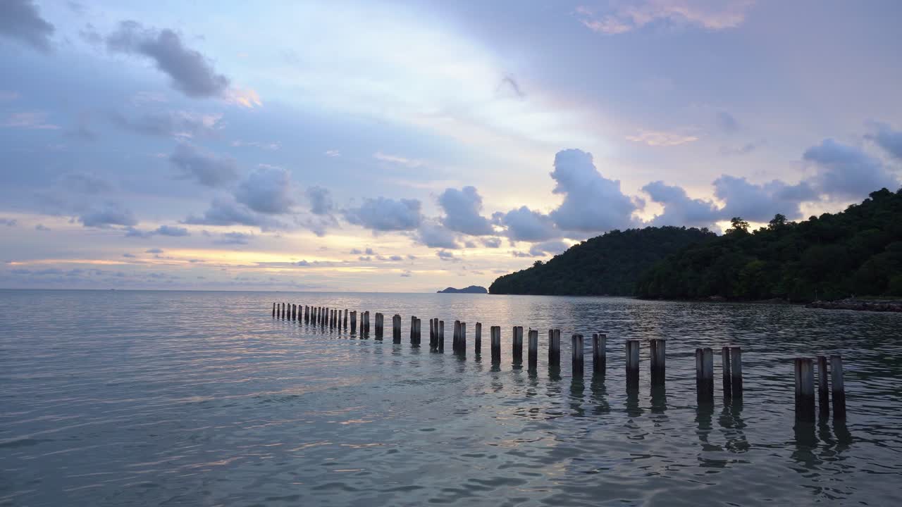 壊れた橋の柱 海の沿岸