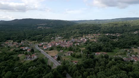 Drohnen-Dolly-Schiebt-Sich-Entlang-Der-Landstraße-In-Die-Bergstadt-Spaniens