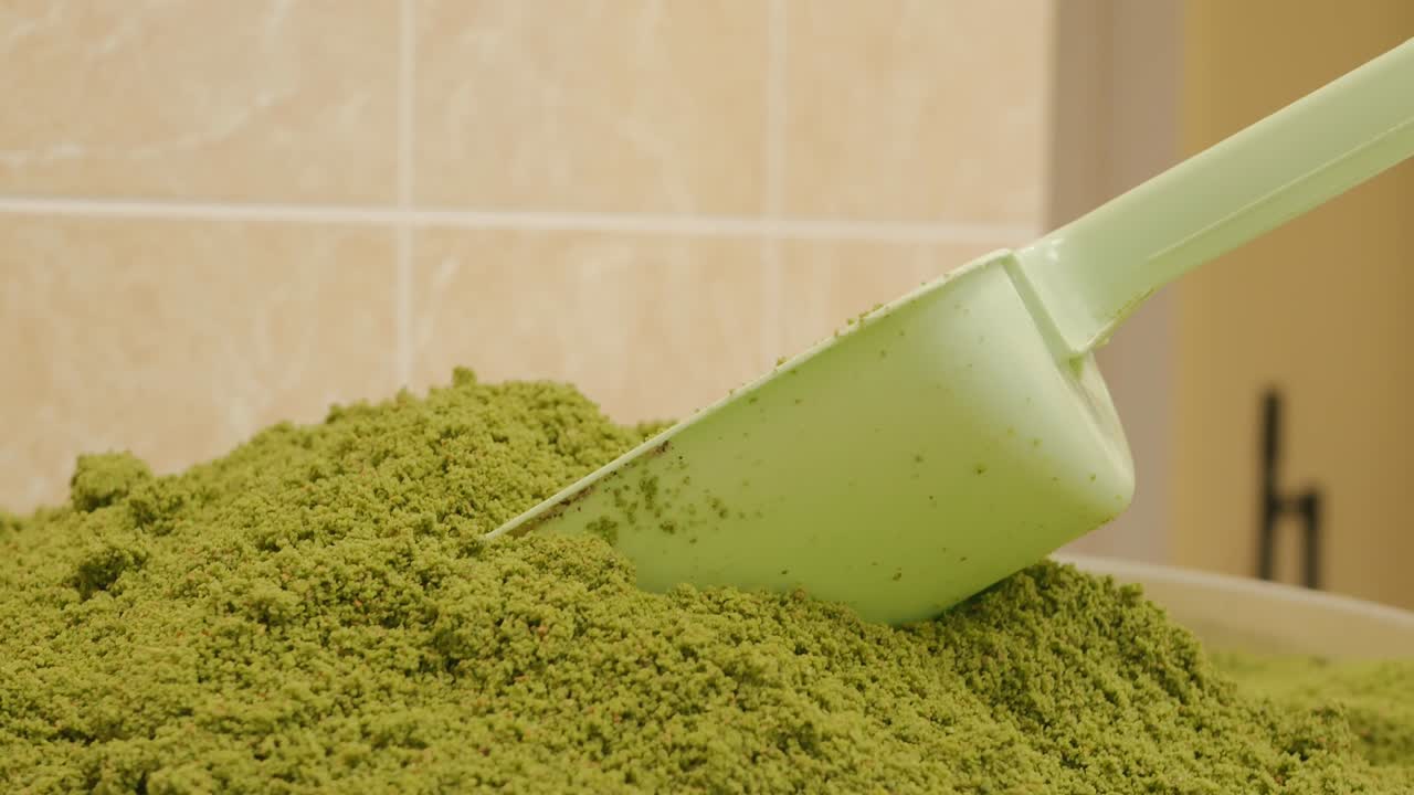 파이스트리 셰프의 칼날의 초록색 스쿠프가 초록색으로 개진 피스타치오 씨의 어리에 어 나옵니다. 테이블 위에 있는 그에 피스타시오 밀가루를 는 돌리. 터키 바클라바 생산.