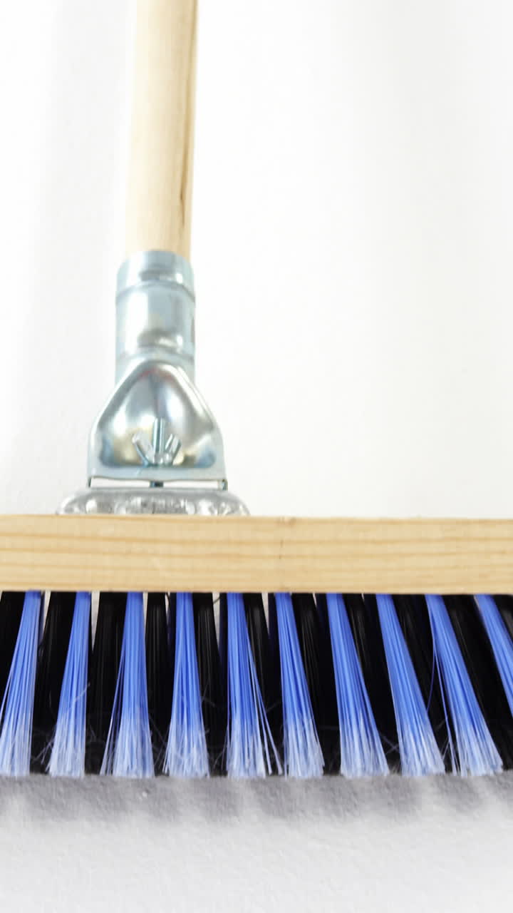 나무 손잡이를 가진  ⁇ 자루