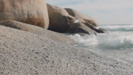 Nahaufnahme-Einer-Frau,-Die-Barfuß-Am-Strand-Steht-Und-Den-Sommerurlaub-Am-Meer-Genießt