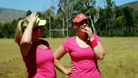 Mujeres-Interactuando-Entre-Sí-En-El-Campo-De-Entrenamiento