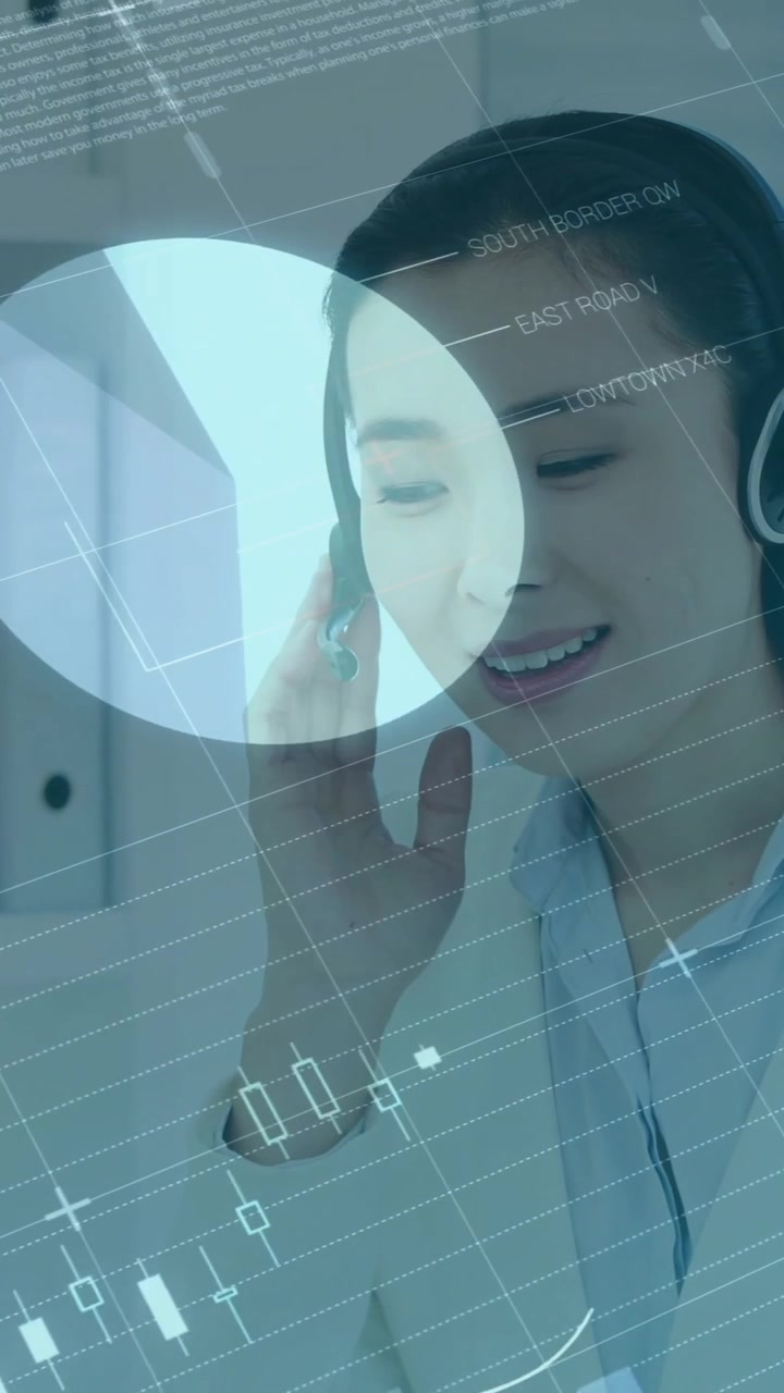 Animazione di elaborazione dati finanziari su donna d'affari asiatica che usa cuffie telefoniche e computer