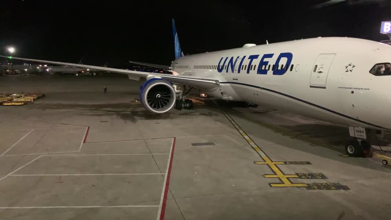 united airlines avión 787 en el aeropuerto